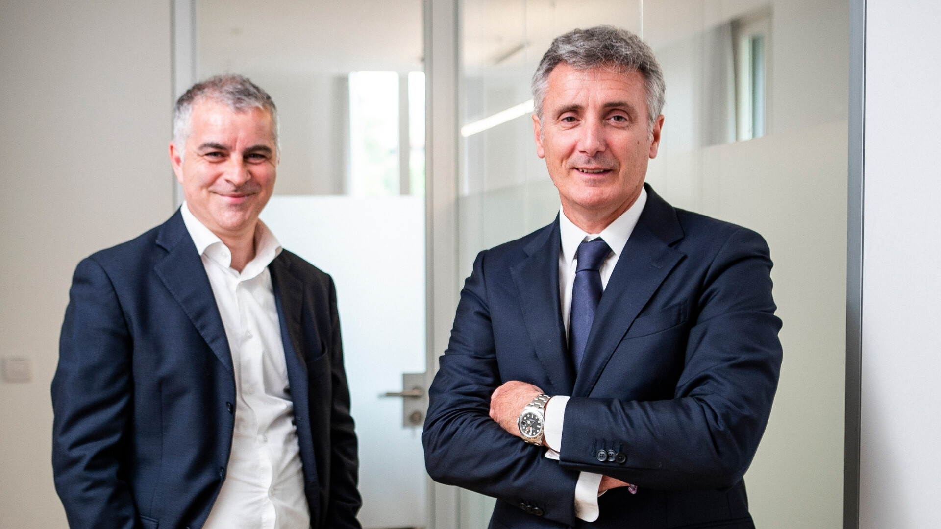 Foto del team di management di SG Company riunito in ambiente professionale.